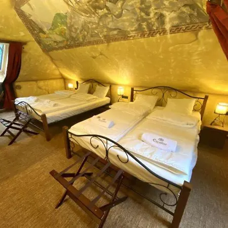 Excalibur Minihotel エゲル